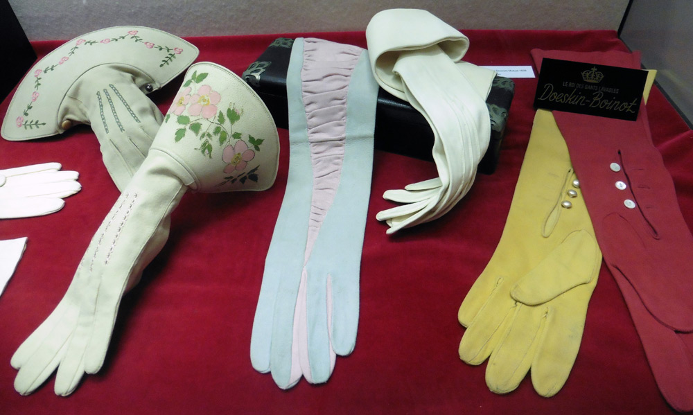 Exposition Ganterie et chamoiserie, musée Bernard d'Agesci, différents types de gants fabriqués à Niort ©CAN