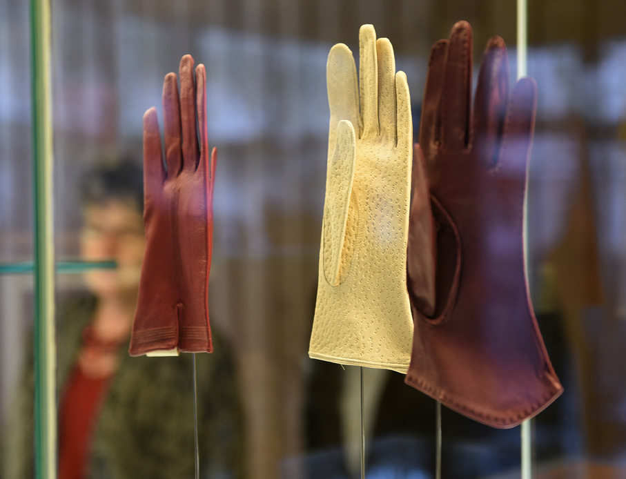 Exposition-Ganterie-et-chamoiserie,-musée-Bernard-d'Agesci,-lors-de-l'inauguration-officielle-©Bruno-Derbord