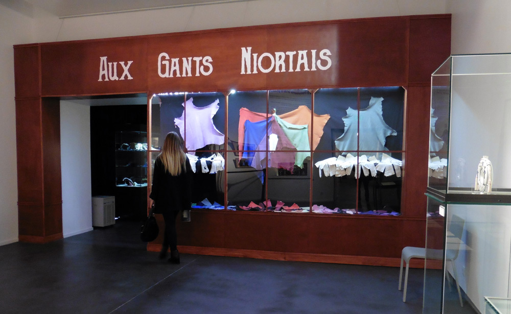 Exposition Ganterie et chamoiserie, musée Bernard d'Agesci, reconstitution de la devanture d'une boutique typique des années 1930-1950