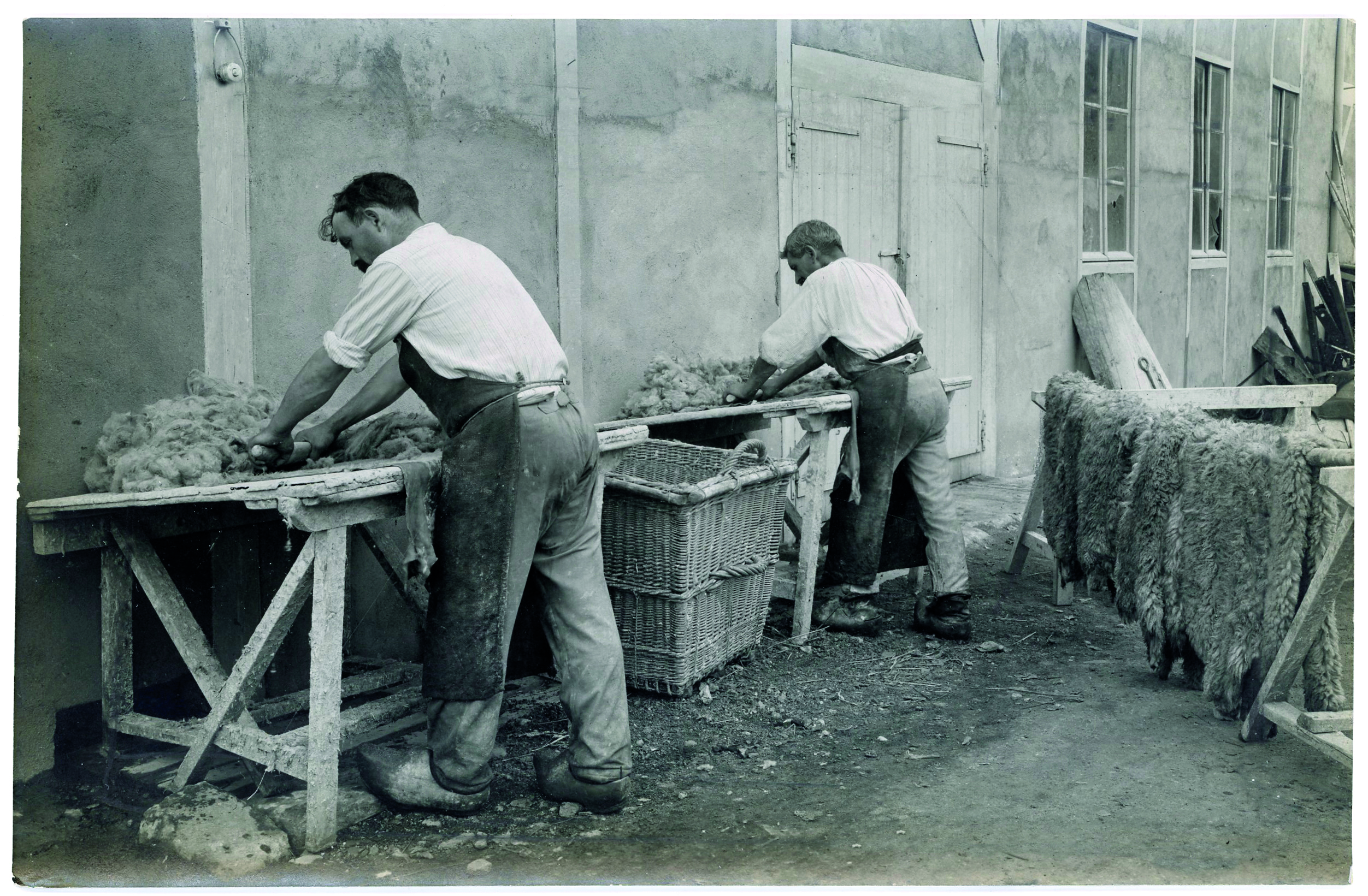 Exposition Chamoiserie et ganterie, musée Bernard d'Agesci, le travail de rivière pour préparer la peau au tannage