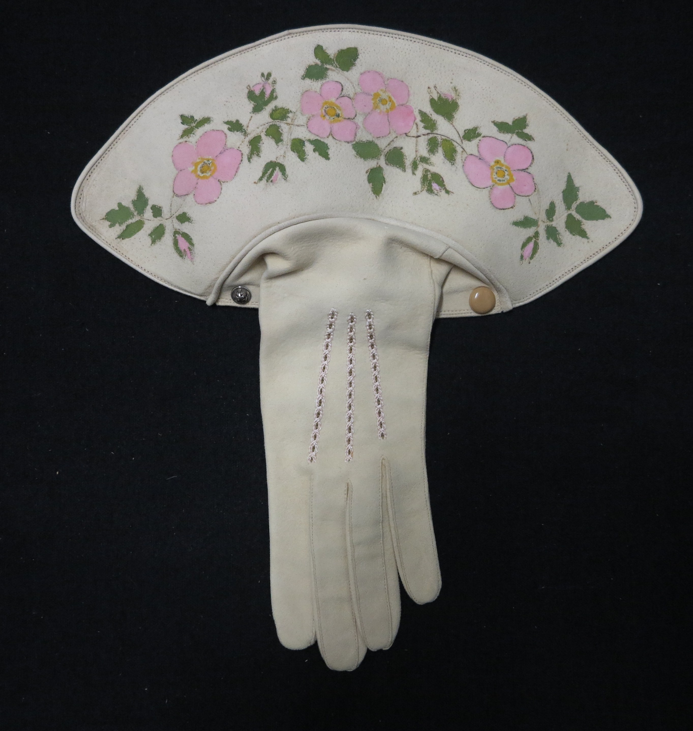 Chamoiserie et ganterie, musée Bernard d'Agesci, gant à crispin mousquetaire avec manchette rigide, datant des années 1930