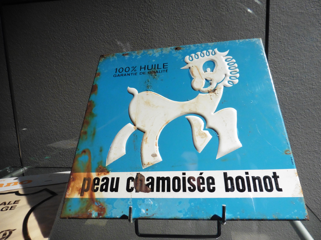 Exposition Ganterie et chamoiserie, musée Bernard d'Agesci, plaque émaillée publicitaire