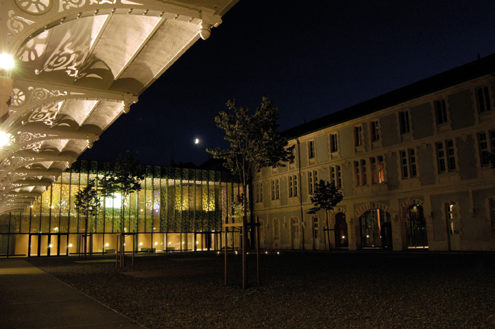 Musée Bernard d'Agesci, la cour intérieure de nuit