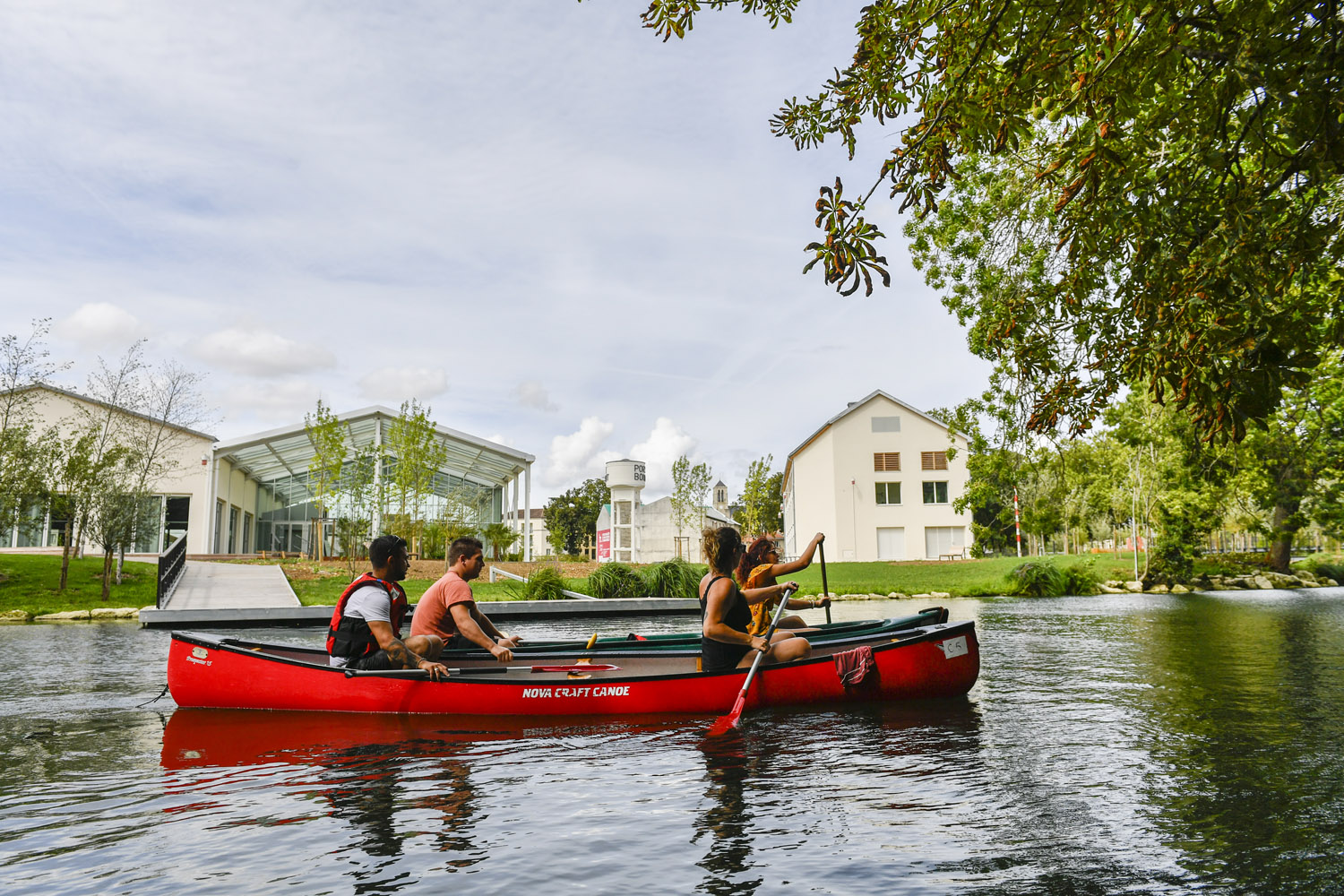 Canoes sur la Sevres devant Port Boinot