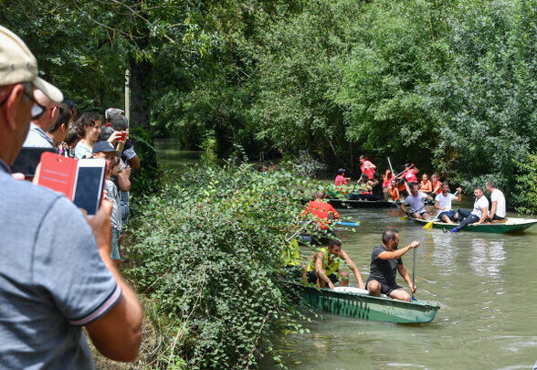 Arrivee des 24 H de la barque a St Hilaire la Palud - Agrandir l'image, fenêtre modale