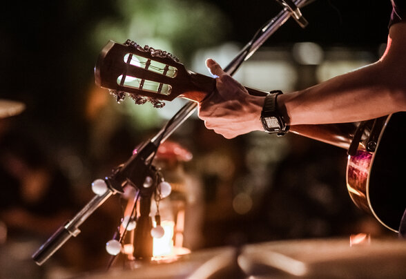 The musicians were playing rock music on stage, there was an audience full of people watching the concert. Concert,mini concert and music festivals. - Agrandir l'image, fenêtre modale