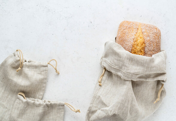 Homemade bread stored in a reusable linen bag with drawstring. Eco friendly Zero waste concept. - Agrandir l'image, fenêtre modale
