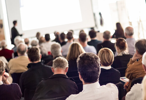 Audience in the lecture hall. - Agrandir l'image, fenêtre modale