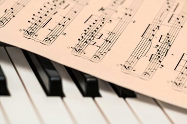 Erik Satie et Maurice Ravel : deux artistes à l'influence surréaliste